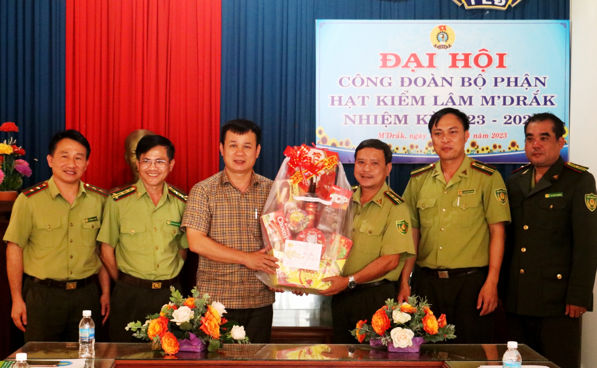 Tặng quà lực lượng giữ rừng trên địa bàn huyện M’Drắk